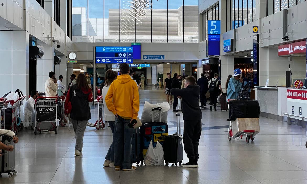 Passagiere am Flughafen mit Gepäck warten auf ihren Flug.