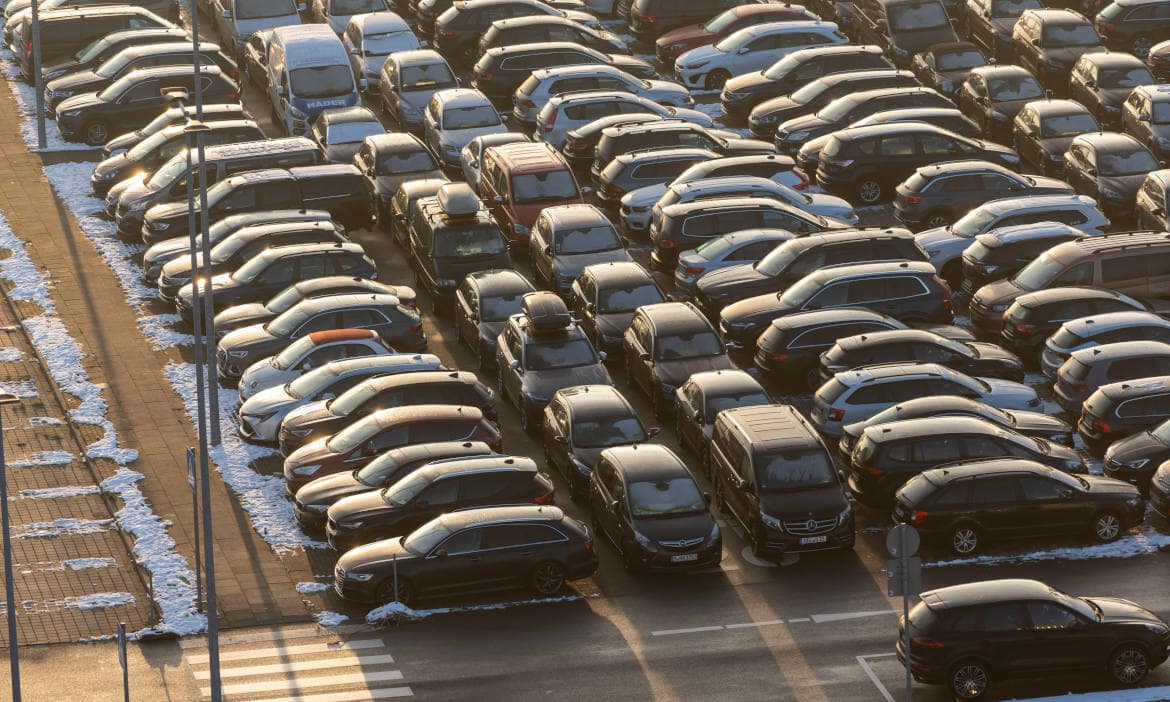Mehrere Autos in einer Parkgarage, Winter, Sonnenlicht.