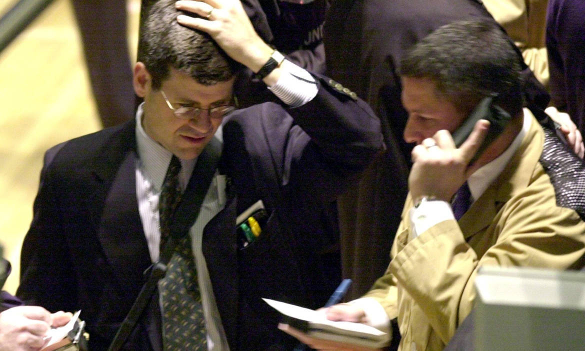 Zwei Männer im Gespräch, einer telefoniert, im beruflichen Umfeld.