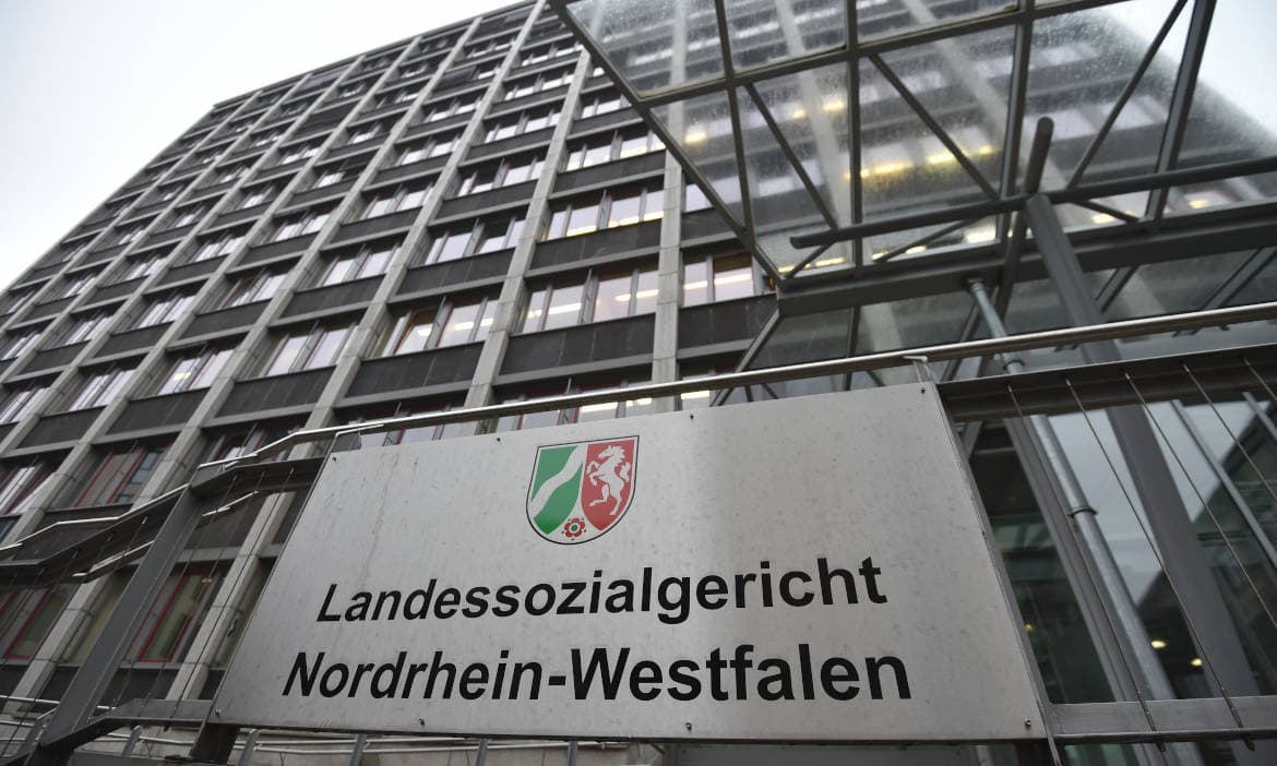 Landessozialgericht Nordrhein-Westfalen in einem modernen Hochhaus.