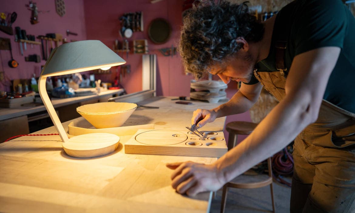 Handwerker schneidet Holz in Werkstatt, kreative Arbeit, Holzprojekt.