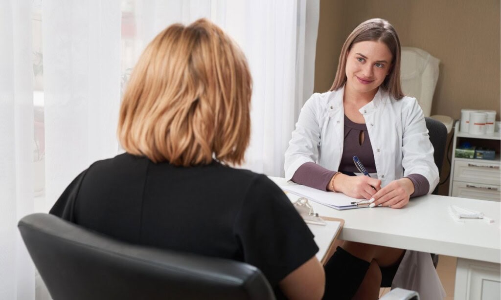 Frau im Beratungsgespräch bei einer Krankenkasse, professionelle Beratungssituation.