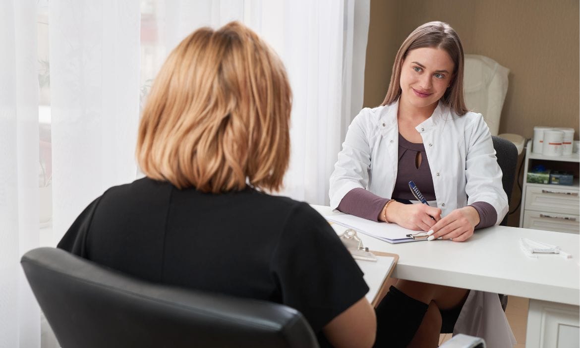 Frau im Beratungsgespräch bei einer Krankenkasse, professionelle Beratungssituation.