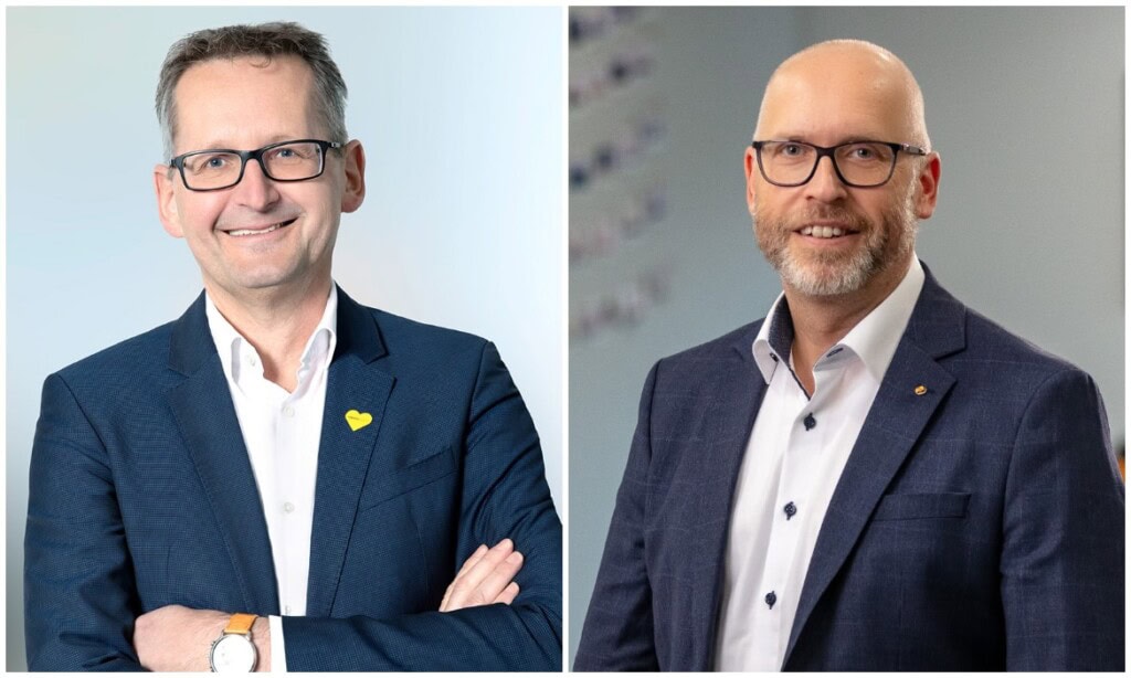 Zwei Männer in Businesskleidung bei Podcast-Diskussion über Altersvorsorge für Expats,.