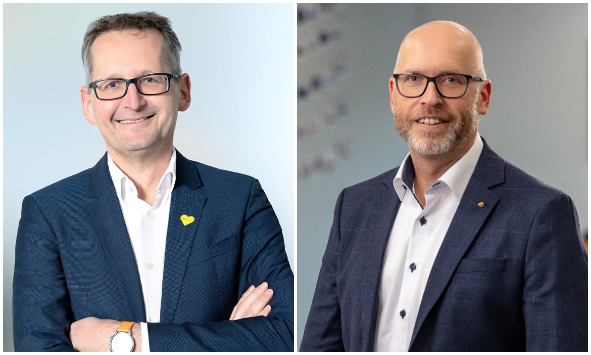 Zwei Männer in Businesskleidung bei Podcast-Diskussion über Altersvorsorge für Expats,.