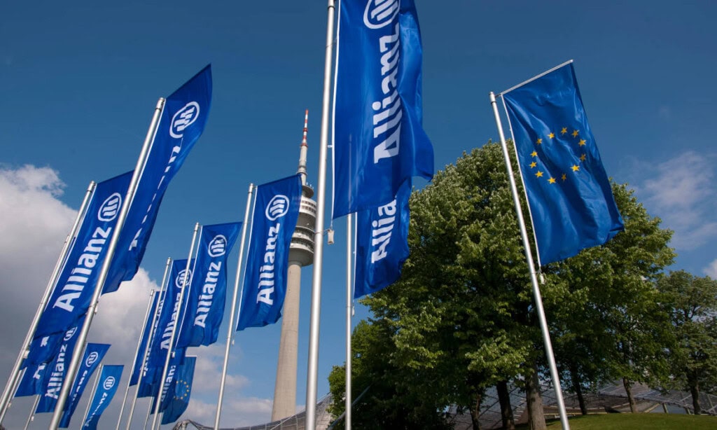 Mehrere Allianz- und R+V-Fahnen bei Protestaktion gegen Rentenfaktor.