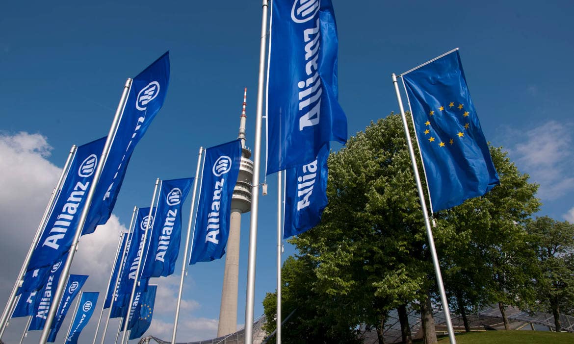 Mehrere Allianz- und R+V-Fahnen bei Protestaktion gegen Rentenfaktor.