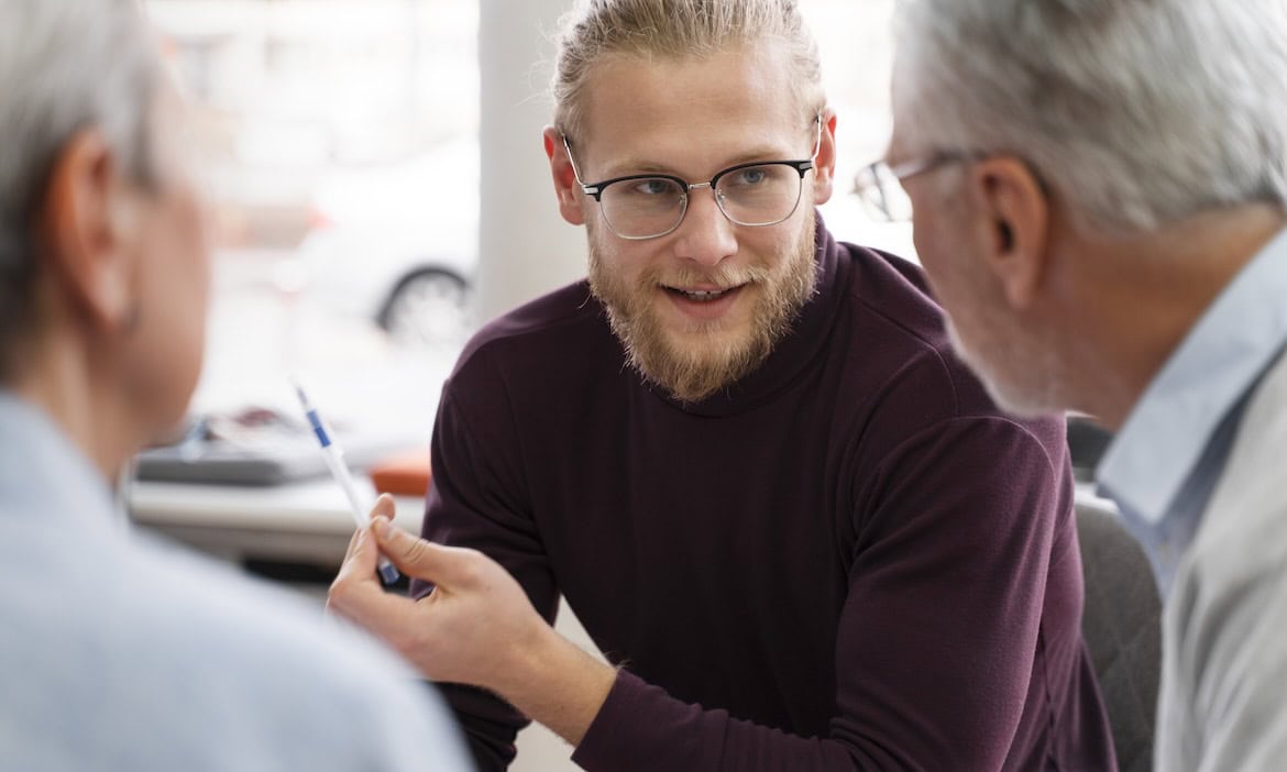 Beratungsszene: „Makler entscheiden sich heute nicht nur für einen Maklerpool, sondern für ein gesamtes Ökosystem“, sagt Dietmar Kottmann, Partner bei Oliver Wyman.