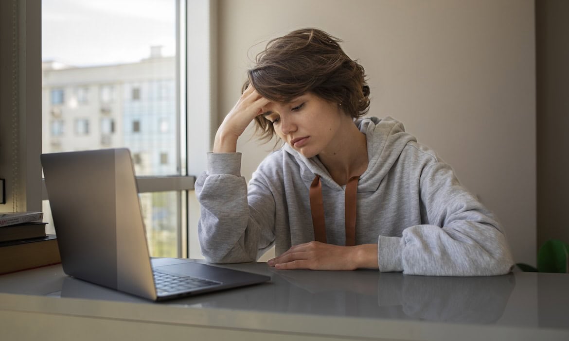 Gestresste junge Frau: 92 Prozent der jungen Berufstätigen zwischen 20 und 30 Jahren halten einen Einkommensschutz für wichtig.