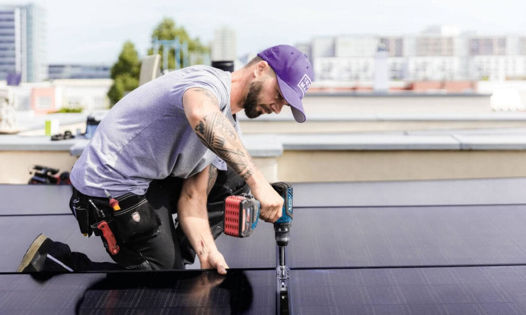 Mitarbeiter von 1Komma5° bringt Solarpanele an: Das Startup-Unternehmen aus Hamburg gehört zu den Unicorns, ist also über eine Milliarde US-Dollar wert