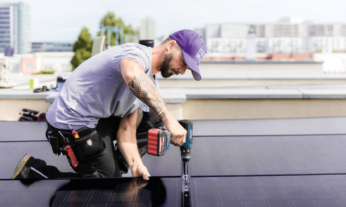 Mitarbeiter von 1Komma5° bringt Solarpanele an: Das Startup-Unternehmen aus Hamburg gehört zu den Unicorns, ist also über eine Milliarde US-Dollar wert