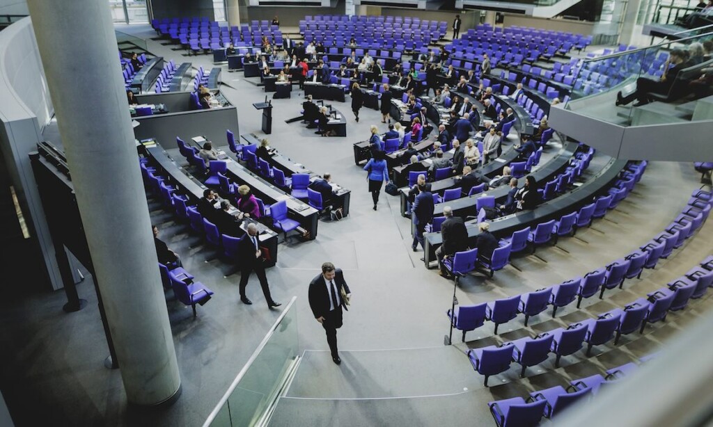 Finanzminister Lars Klingbeil (vorn) verlässt den Bundestag nach einer Sitzung zur Reform der privaten Altersvorsorge