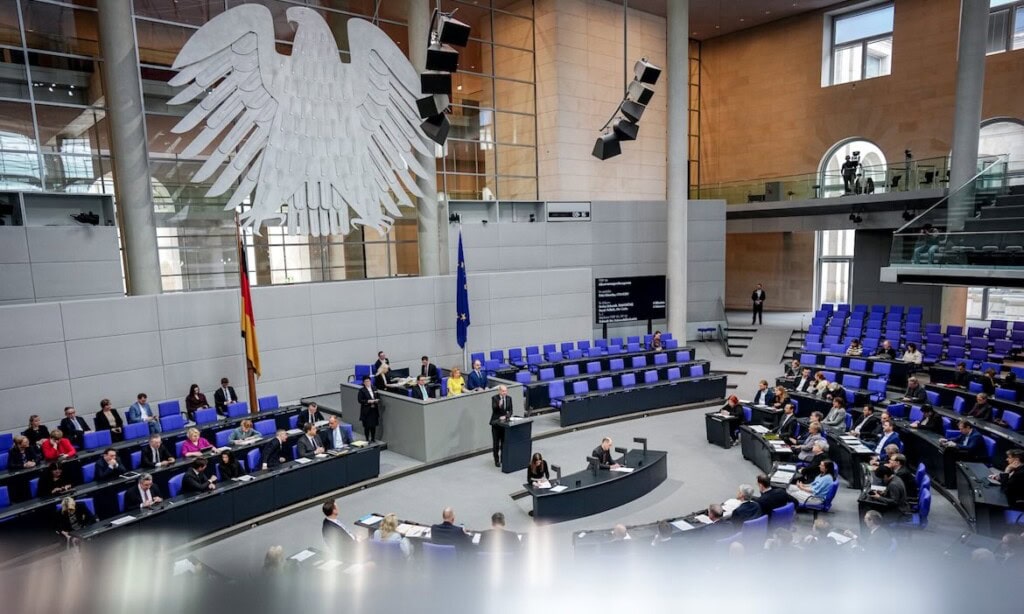 Parlamentssaal mit Diskussionsteilnehmern bei Pfefferminzia-Roundtable.