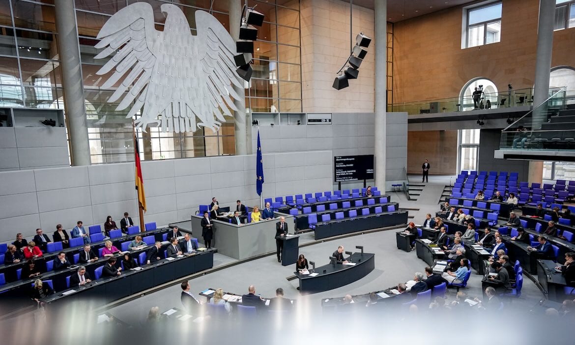 Parlamentssaal mit Diskussionsteilnehmern bei Pfefferminzia-Roundtable.