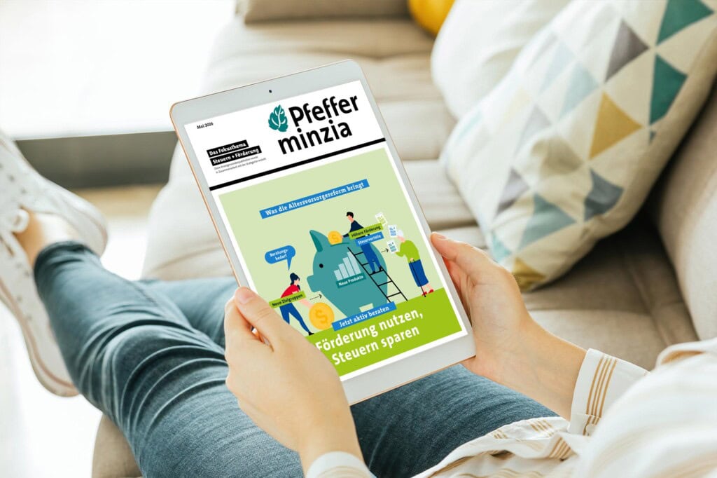 Person hält Tablet mit Pfefferminzia-Website, Fokus auf Förderung und Steuervorteile.