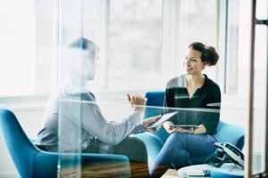 Professionelles Beratungsgespräch im modernen Büro.