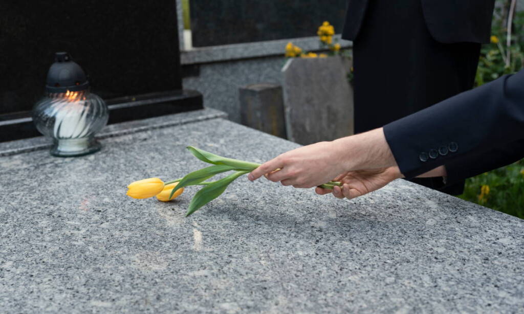 Blumen auf das Grab: Sterbegeldversicherungen sollen dafür sorgen, dass man würdevoll aus dem Leben scheidet