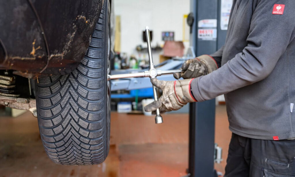 Angestellter in der Autowerkstatt: Betriebliche Vorsorge greift in Deutschland zunehmend um sich