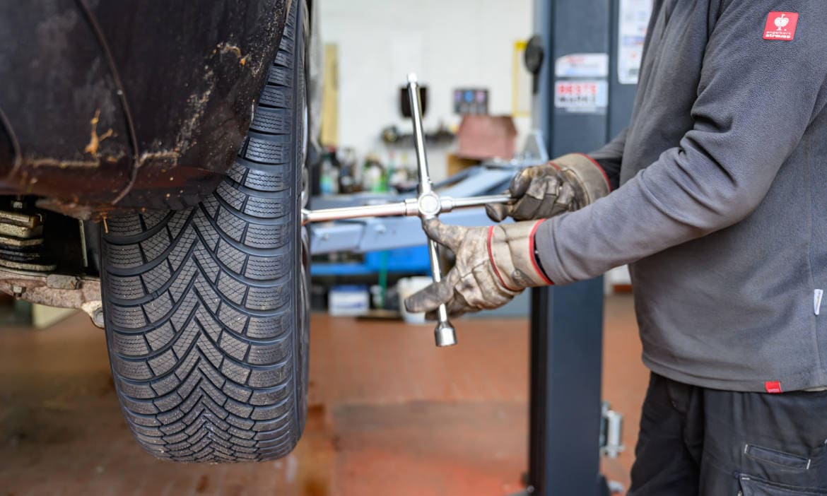 Angestellter in der Autowerkstatt: Betriebliche Vorsorge greift in Deutschland zunehmend um sich