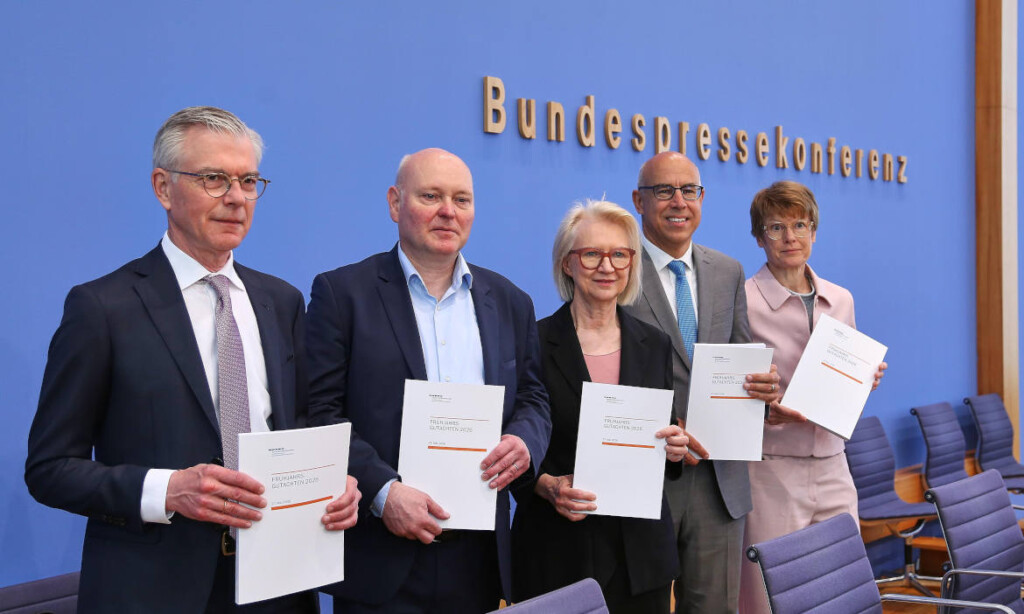 Wirtschaftsweise präsentieren das Frühjahrsgutachten 2026 (v.l.n.r.): Martin Werding, Achim Truger, Monika Schnitzer, Gabriel Felbermayr, Veronika Grimm