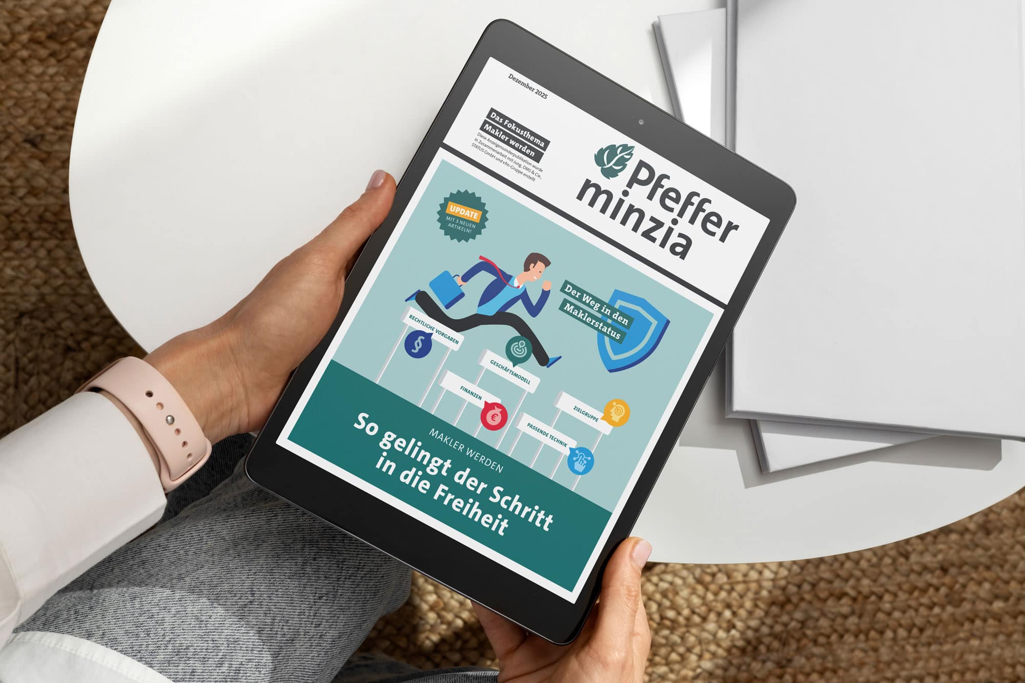 Tablet mit Pfefferminzia.de Finanz- und Versicherungsberatung auf weißem Tisch.
