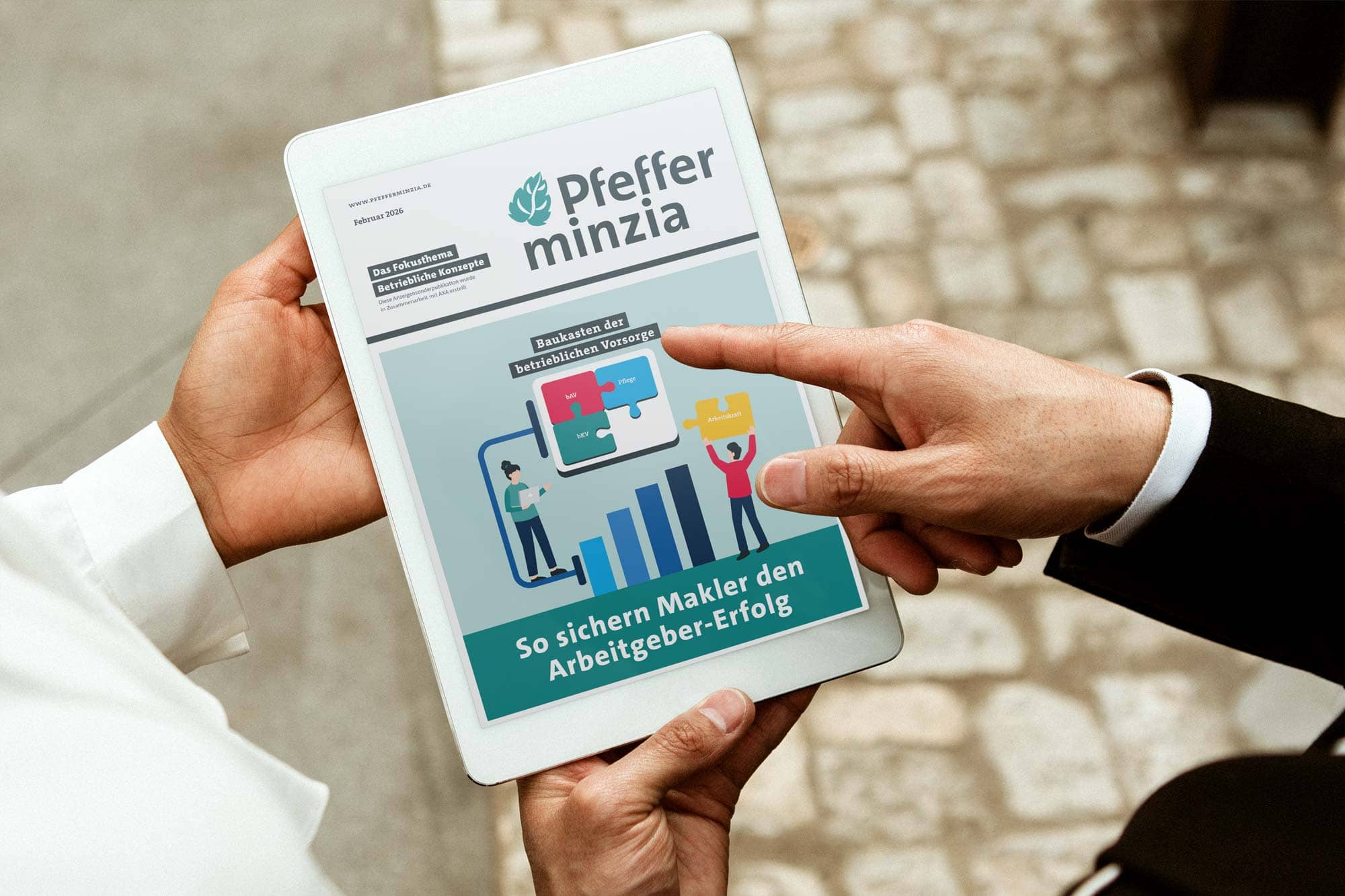 Attraktive Illustration eines Tablets mit Pfefferminzia-Logo und Finanzgrafik, Fokus auf Arbeitgeber.