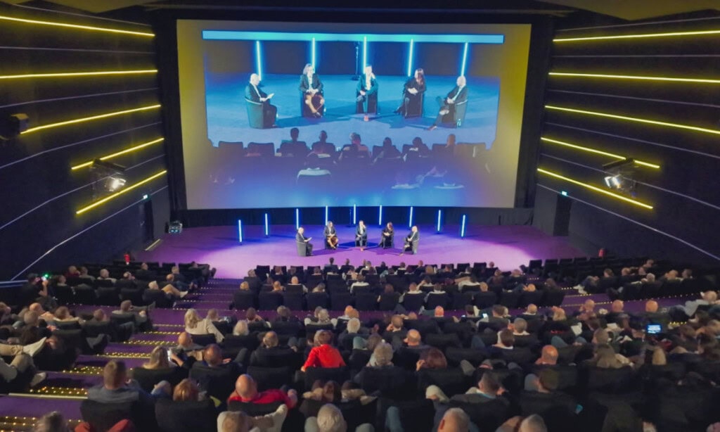 Diskussionsrunde im Kino (v.l.n.r.): Andreas Harms (Pfefferminzia), Christopher Kluwe (Aruna), Michael Hauer (IVFP), Nicole Weyerstall (Allianz Versicherung) und Kai Prestinari (Oliver Wyman)