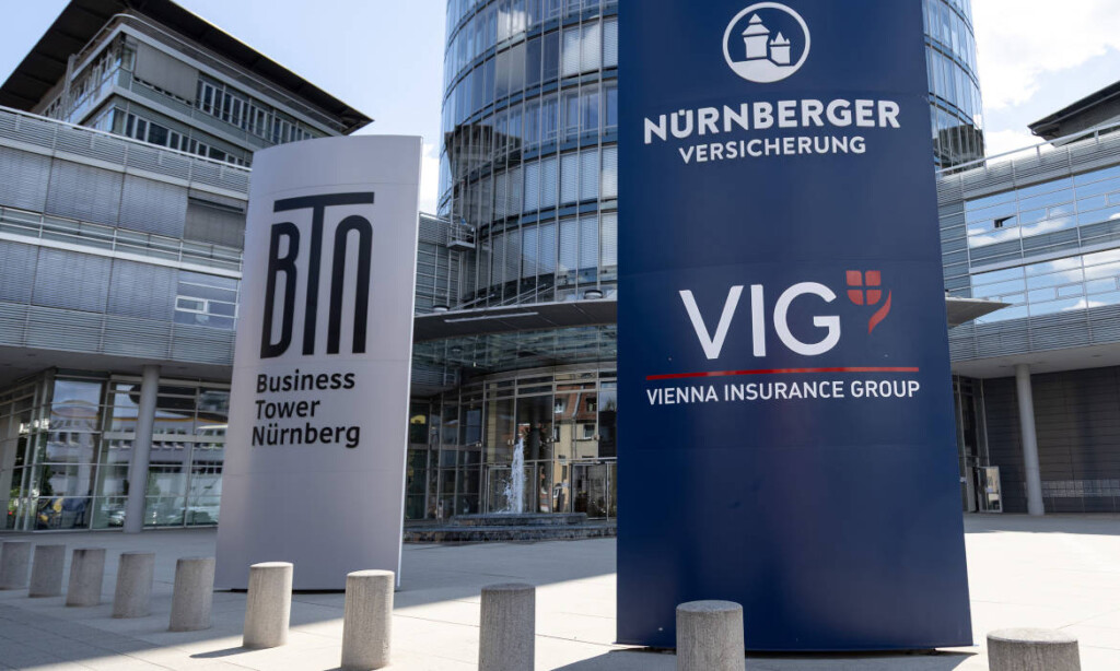 Vereintes Eingangsschild von Nürnberger und Vienna Insurance in Nürnberg: eigenständiges Unternehmen mit Marke und Identität