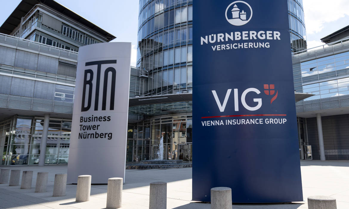 Vereintes Eingangsschild von Nürnberger und Vienna Insurance in Nürnberg: eigenständiges Unternehmen mit Marke und Identität