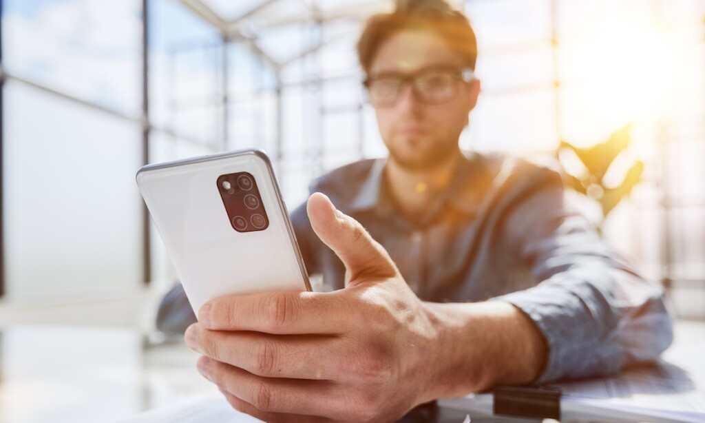 Junge Mann mit Smartphone: Das Interesse am Altersvorsorgedepot ist auch unter jüngeren Menschen hoch.
