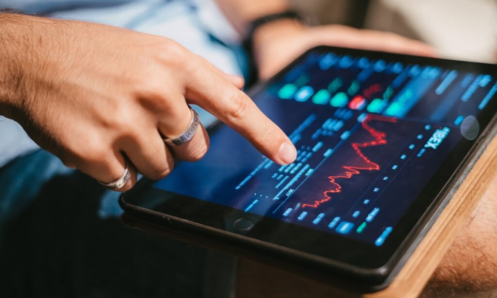 Aktuelles Finanz- und Investment-Tracking auf einem Tablet.