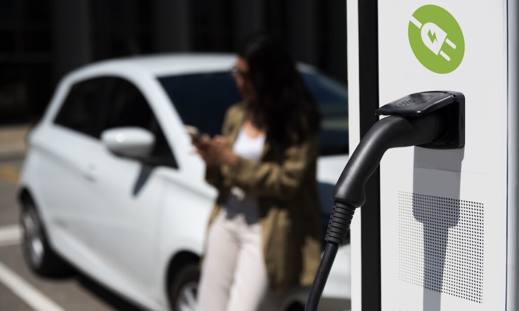 Eine Frau lädt ihr Elektroauto: Die Nachfrage nach den Stromern steigt dank der neuen staatlichen Förderung.