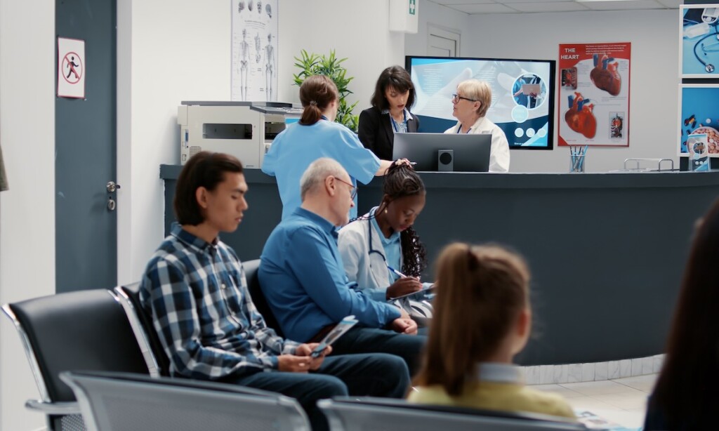 Volles Wartezimmer beim Arzt: Vor allem die lange Wartezeit auf Arzttermine treibt die Deutschen um.