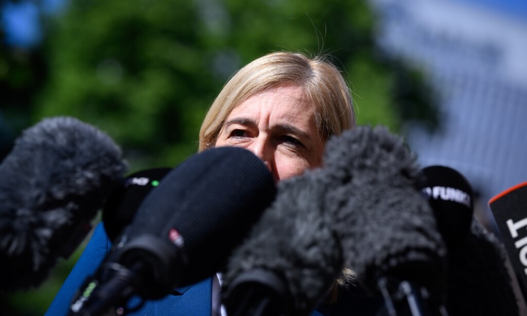Bundesgesundheitsministerin Nina Warken, versteckt hinter Mikrofonen: Die CDU-Politikerin hat die Reform der Pflegeversicherung angeschoben, die vor allem teuer für Beitragszahler, Arbeitgeber und Angehörige werden dürfte. Der Staat hält sich vornehm zurück.