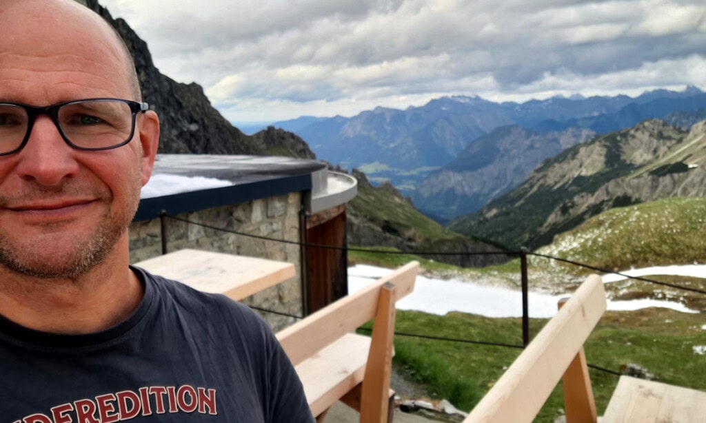 Am 11. Juni 2026 auf der Fiderepass-Hütte, 2.070 Meter über dem Meeresspiegel: Meine Knie hassen mich