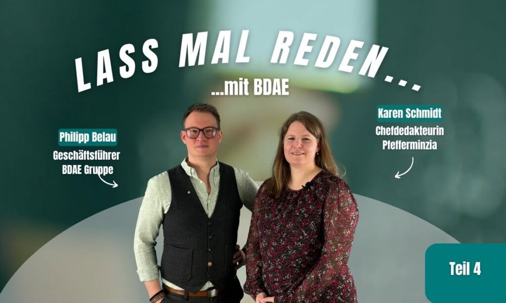 Zwei Mitarbeiterinnen von Pfefferminzia.de, die vor einem grünen Hintergrund stehen.