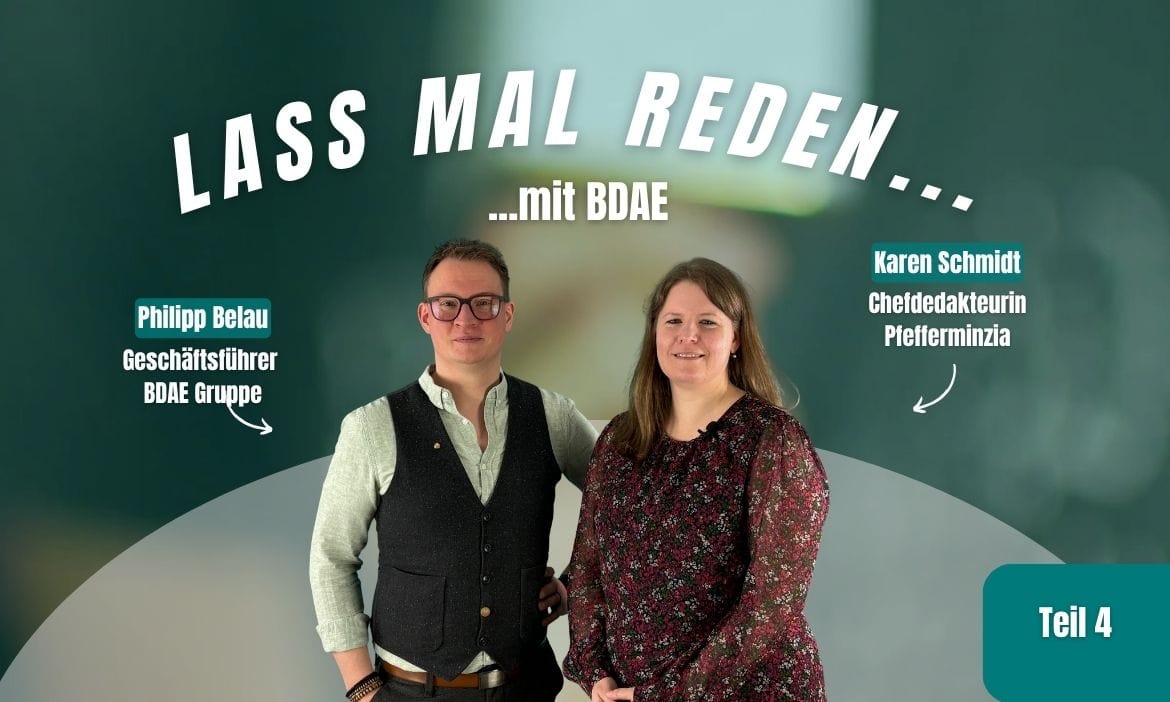 Zwei Mitarbeiterinnen von Pfefferminzia.de, die vor einem grünen Hintergrund stehen.