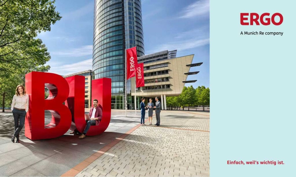 ERGO Logo vor modernem Firmengebäude in München, mit Menschen im Vordergrund.