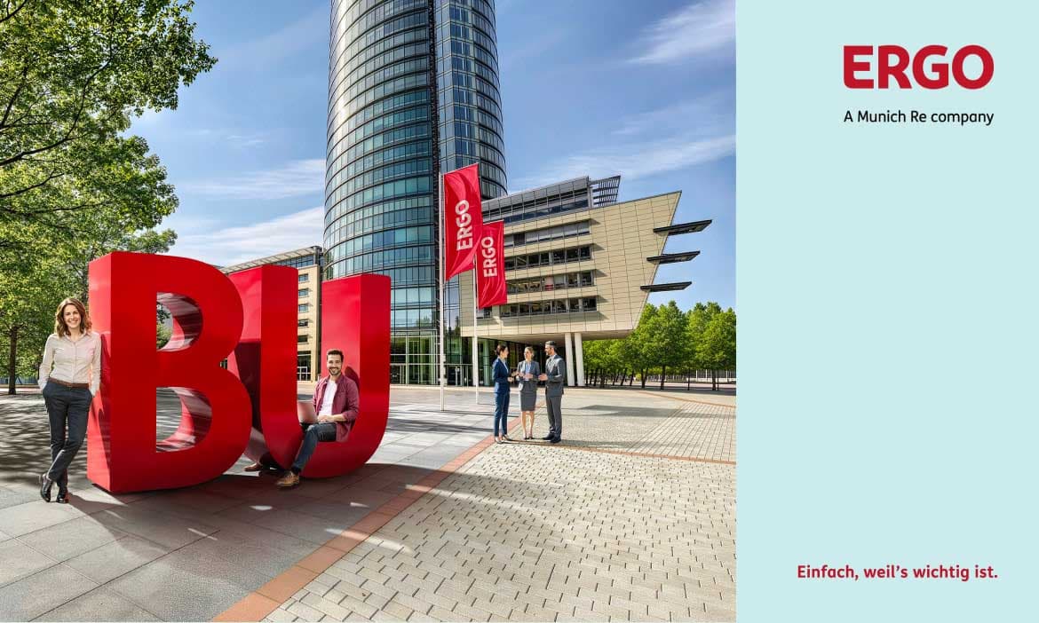 ERGO Logo vor modernem Firmengebäude in München, mit Menschen im Vordergrund.
