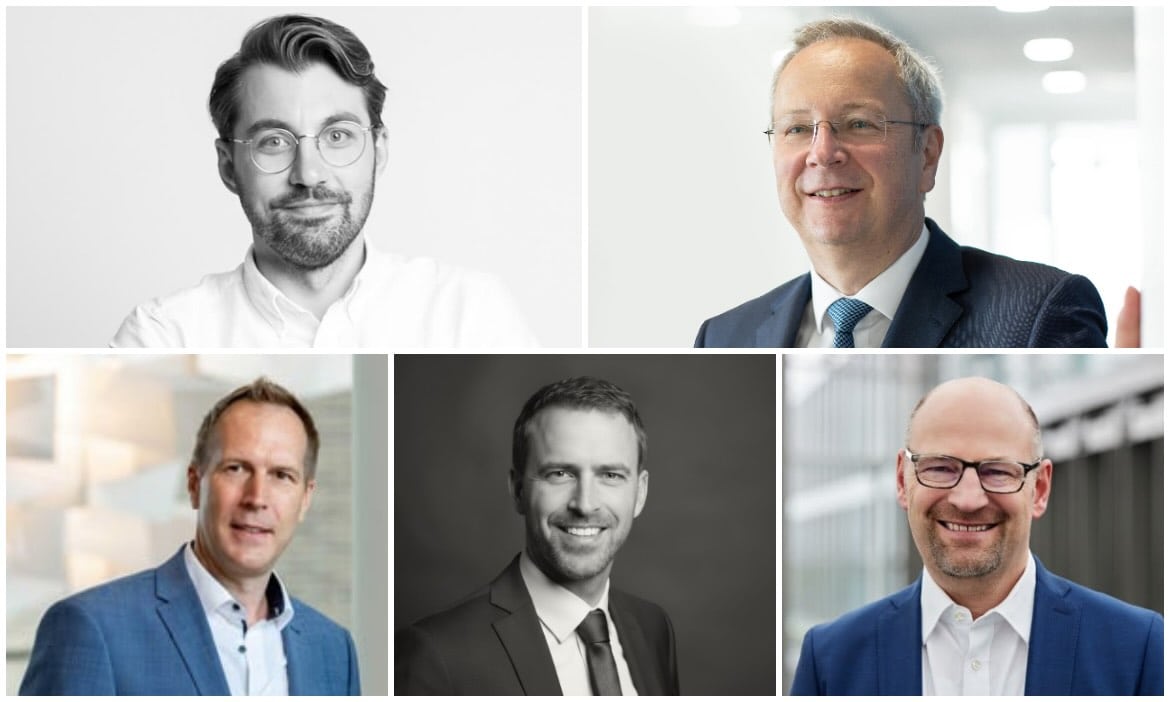Fünf professionelle Finanzberater im Gespräch, Fokus auf Beratung und Vermögensplanung.