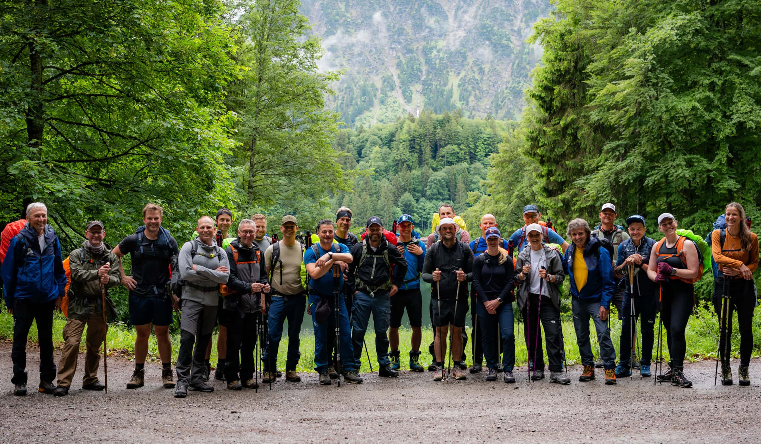 Teilnehmer der Pfefferminzia Gipfeltour 2026 (v.l.n.r.): Hans Peter Mauch (Bergführer), Andreas Harms, Chris Bockey, Stephen Voss, Niklas Hanses, Klaus Möller, Benedikt Deutsch, Fabian Ober, Danny Wendlandt, Oliver Brüß, Felix Hug, Matthias Knödler, Marc Gmeiner (vorn), Jan Roß (hinten), Jörg Laubrinus, Lisa Lohre, Matthias Heß, Marina Valinger, Joachim Herrmann (Bergführer), Arne Buchhop, Fabian Albrecht, Cornelia Frankenberg, Nora Kühnhausen (Bergführerin)
