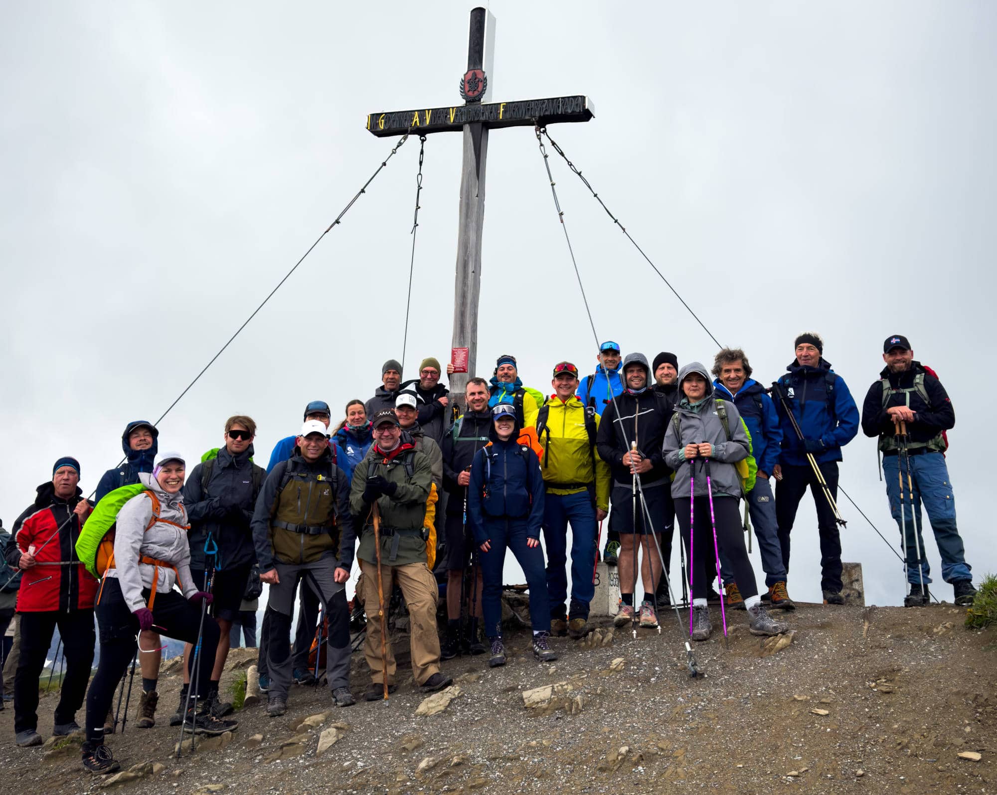 Am Gipfelkreuz auf dem Fellhorn: Freude, Fotos, Schulterklopfen, Gipfelschnaps (Foto: Nick Bruckner)