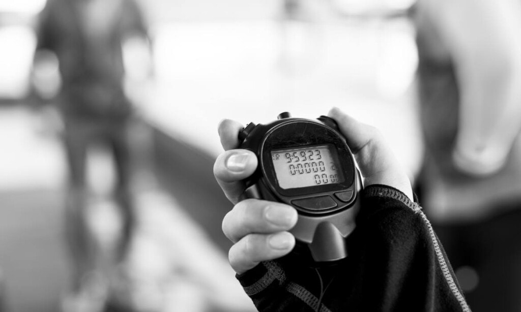 Edelstahl-Timer in Hand, Fitness- und Sportuhr, Fokus auf Zeitmessung und Training.