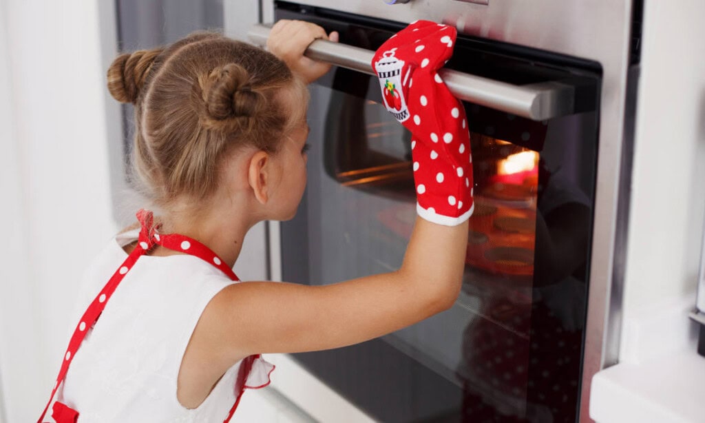 Backe, backe Kuchen ... aber ist der Herd auch mit Kinderschutz ausgestattet?