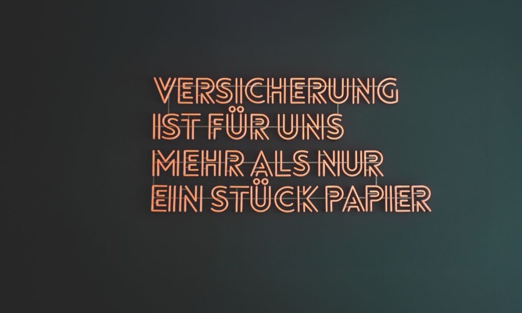 Leuchtender Neon-Spruch über Bedeutung der Versicherung.