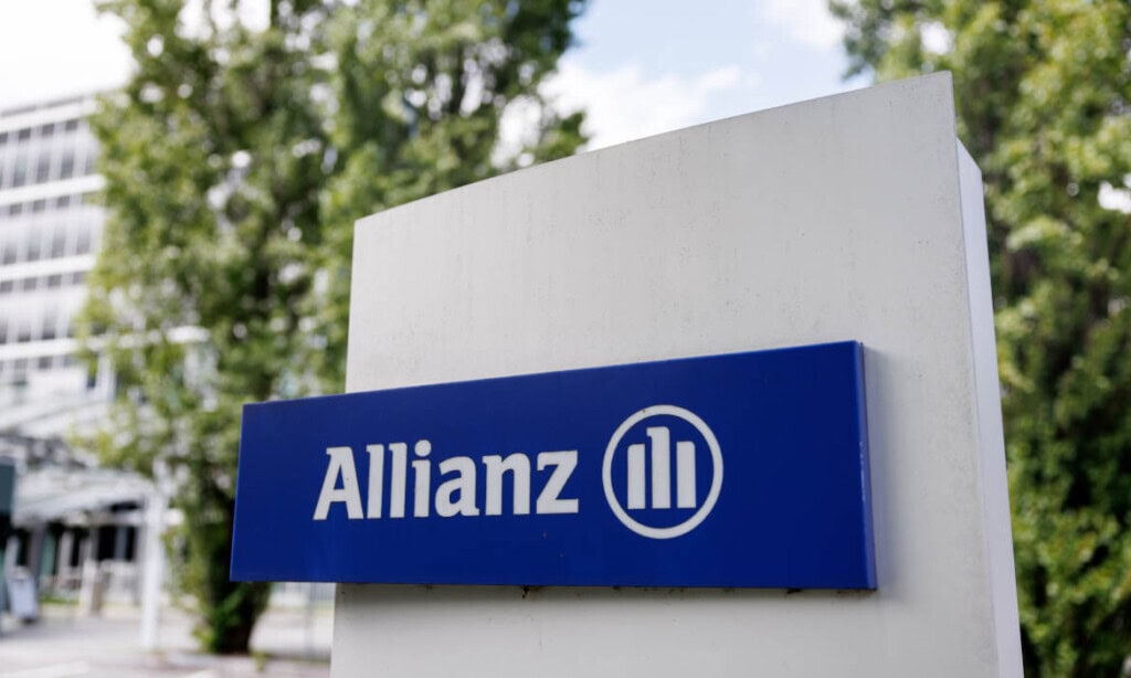 Allianz Firmenlogo auf einem weißen Schild im Freien.