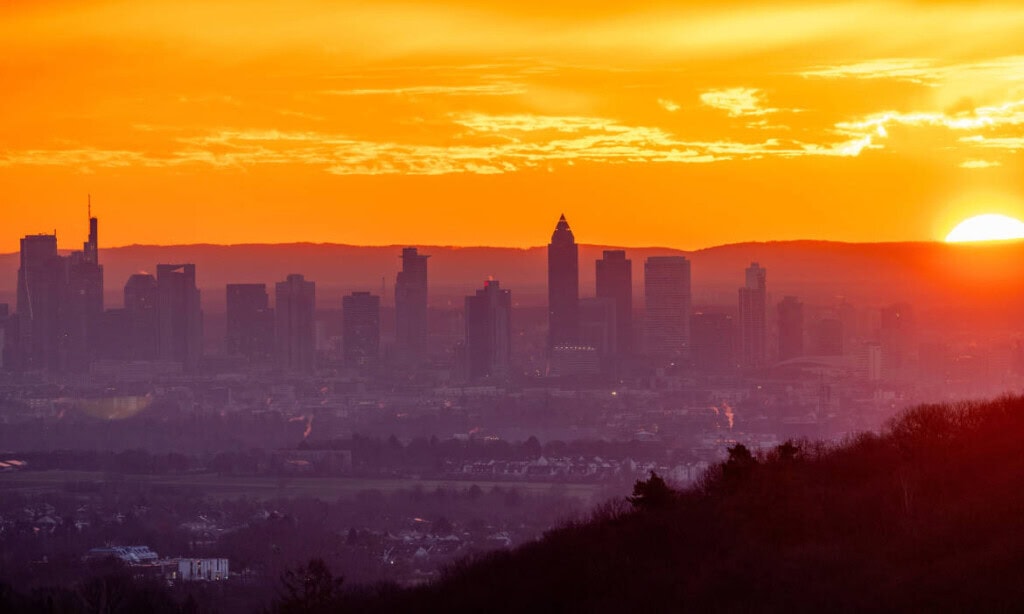 Finanzstadt Frankfurt bei Sonnenaufgang: Auch nach dunklen Phasen am Aktienmarkt folgen wieder hellere Tage