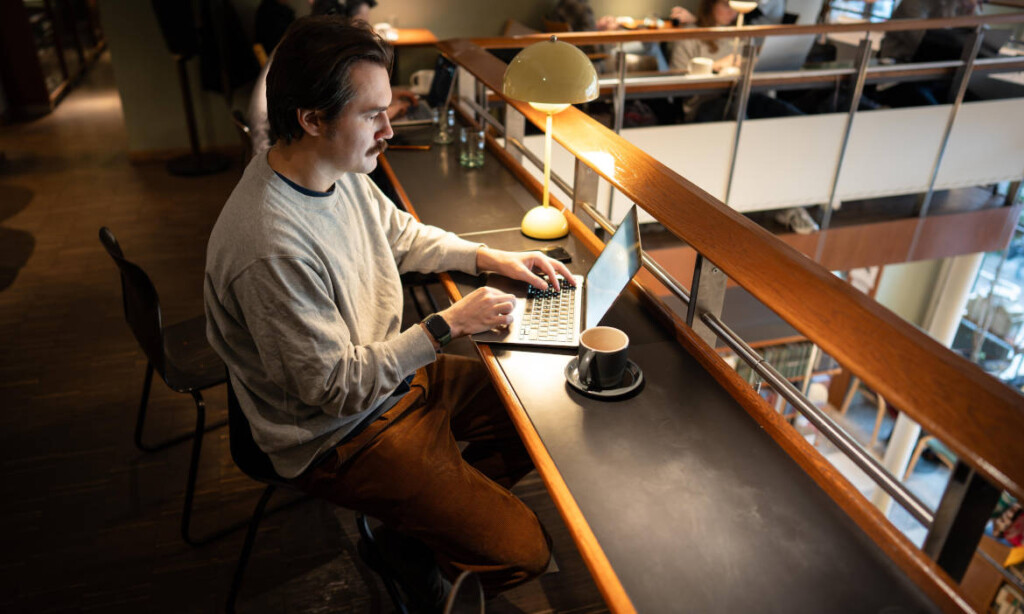 Freiberufler arbeitet im Gemeinschaftsbüro: Welche Sorgen treiben Freelancer um?