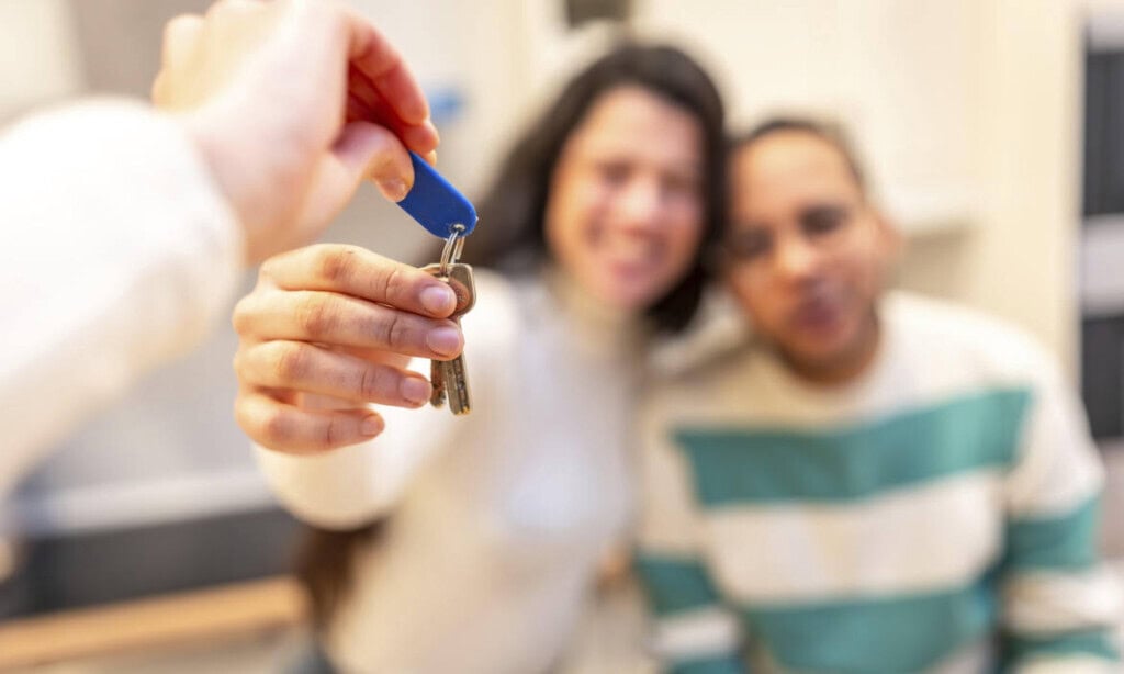Immobilienmakler übergibt Schlüssel zum Eigenheim: Guter Griff oder Weg ins Unglück? Wer ein Haus kauft, sollte gut nachrechnen