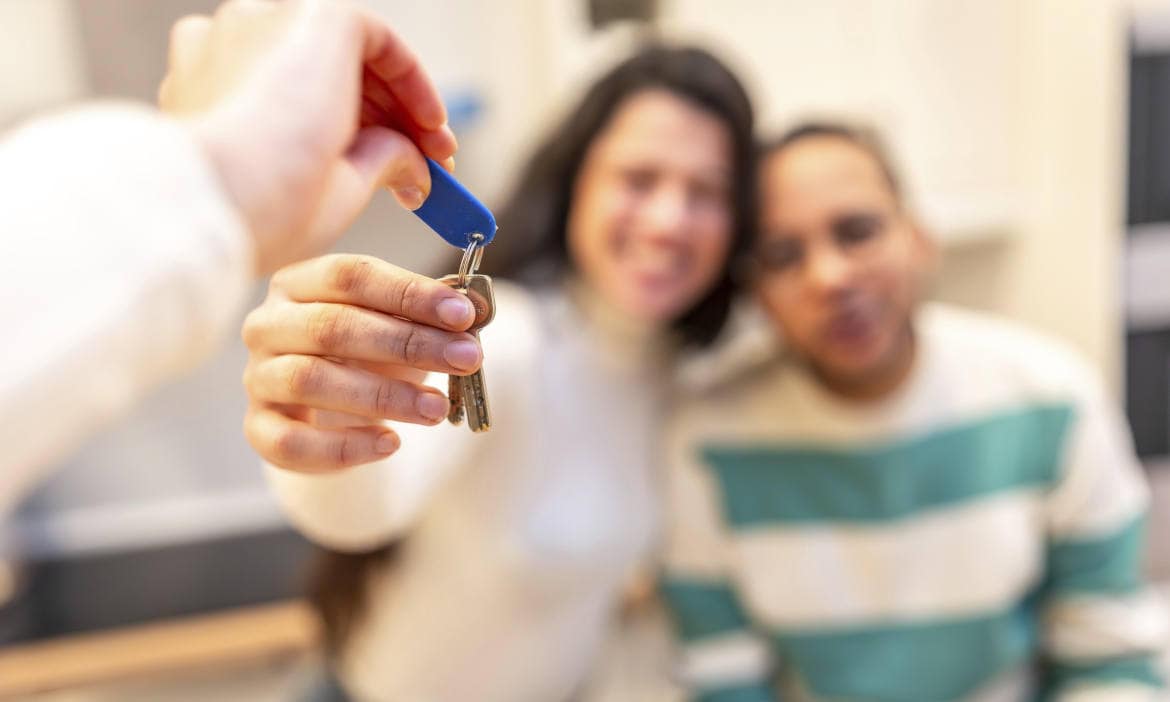 Immobilienmakler übergibt Schlüssel zum Eigenheim: Guter Griff oder Weg ins Unglück? Wer ein Haus kauft, sollte gut nachrechnen